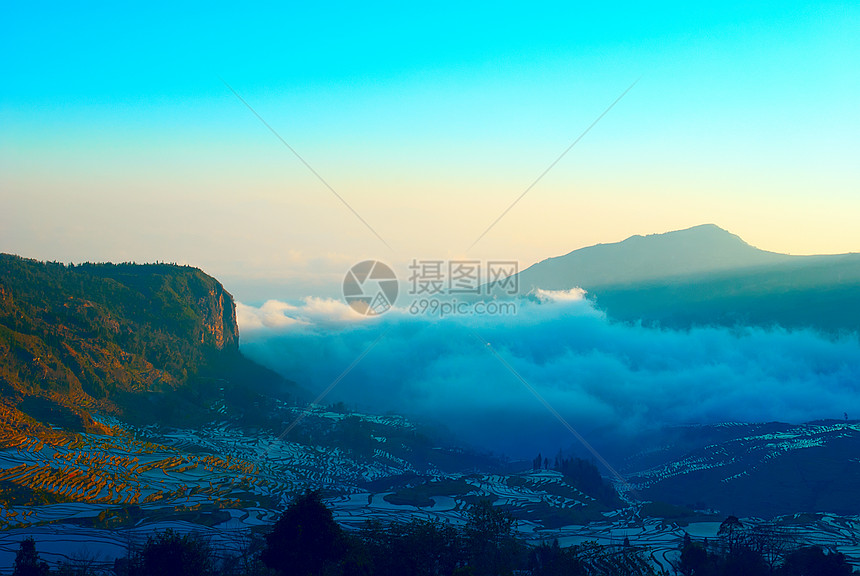 山谷中充满了云旅行日出山脉环保天空图片