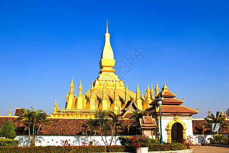 在老挝万象的瓦特帕那鲁昂 万象旅游遗产历史寺庙佛塔天空黄色国家旅行文化背景图片