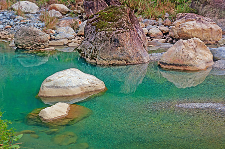 串流绿色环境山脉白色岩石溪流苔藓图片