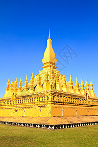 在老挝万象的瓦特帕那鲁昂 万象旅游建筑国家宝塔天空佛塔金子旅行黄色蓝色图片