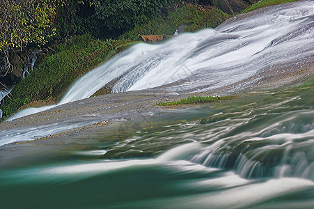 溪流  一个小瀑布岩石绿色白色环境山脉苔藓图片