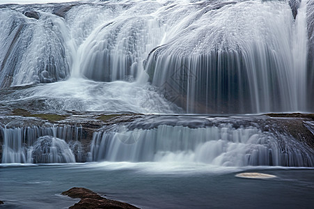 陡峭的瀑布池背景图片