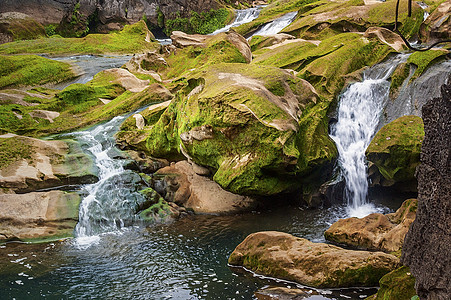 溪流  一个小瀑布岩石白色山脉环境苔藓绿色图片