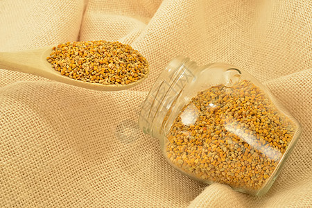 玻璃罐和木勺中的蜜花草药玻璃勺子养蜂业麻布食物蜜蜂标签产品活力图片