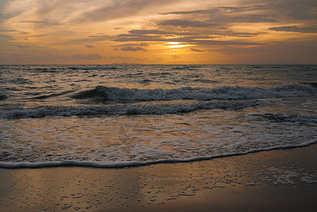 沙滩和日落的沙滩阳光海浪晴天支撑天堂天空海岸海景太阳热带图片