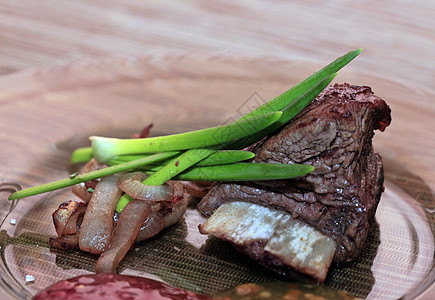 烤红牛肉肉烹饪红色绿色茶点绿色植物蔬菜午餐餐厅韭菜饮食图片