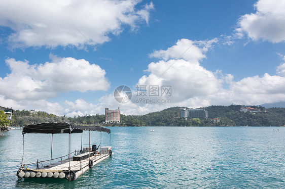 水上船只场景爬坡天空风景反射晴天旅游太阳码头月亮图片