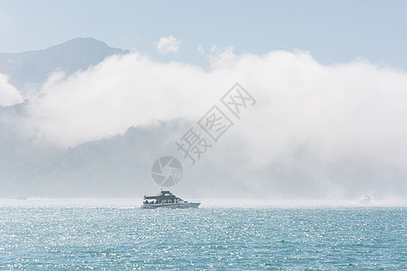 水上船只天空旅游旅行太阳爬坡晴天月亮场景风景薄雾图片