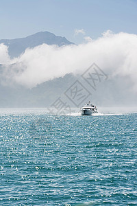 水上船只反射旅行场景月亮旅游太阳风景天堂天空薄雾图片