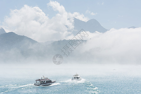 水上船只码头旅游森林旅行蓝色薄雾场景晴天月亮反射图片