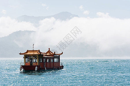 水上船只旅行天堂爬坡蓝色森林薄雾晴天旅游天空太阳图片