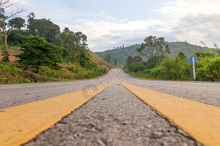 山上的道路场地黄土地绿色街道树叶森林运输天空旅行季节图片