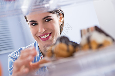 美味的甜食饥饿饮食女性魅力冰箱小吃女士架子厨房幸福图片