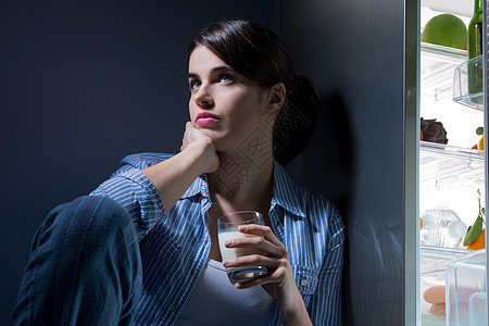 喝牛奶的无眠妇女地板饮食玻璃冰箱寂寞魅力沉思女士时间失眠图片