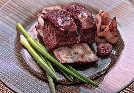 烤红牛肉肉蔬菜美食牛肉厨师韭菜洋葱红色烹饪午餐猪肉图片
