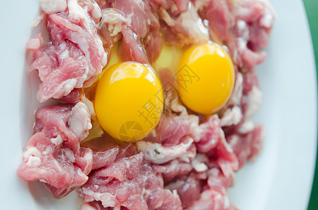 蛋和生肉黄色食物猪肉营养蛋黄盘子粉色图片