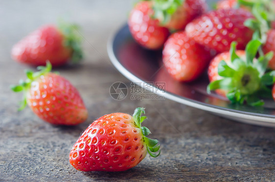 盘上草莓静物水果食物盘子绿色背景养分红色图片