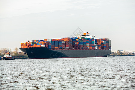 完全装满集装箱的港口集装箱船舶运输车导航船运血管金属输送拖运码头运输贸易图片