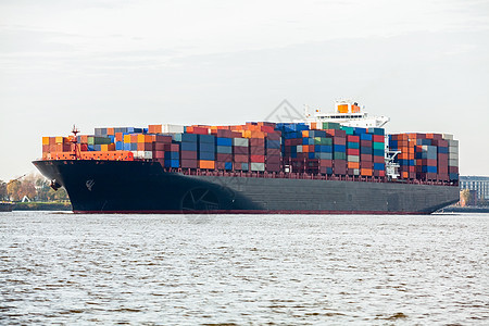 完全装满集装箱的港口集装箱船舶贸易运输贮存载体导航货运输送海港拖运容器化图片