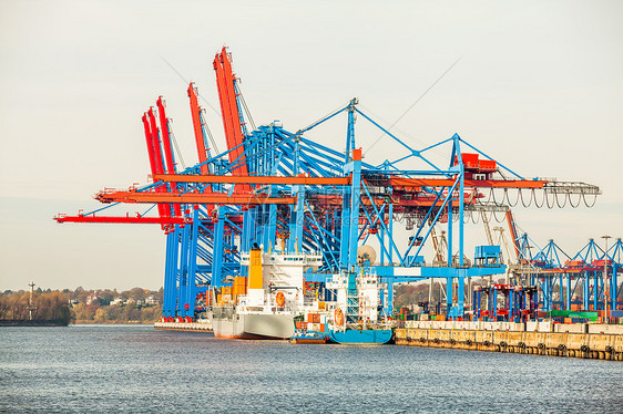装载和卸载船舶的港口码头后勤庇护运输集装箱设施基础设施拖运船运重负服务图片