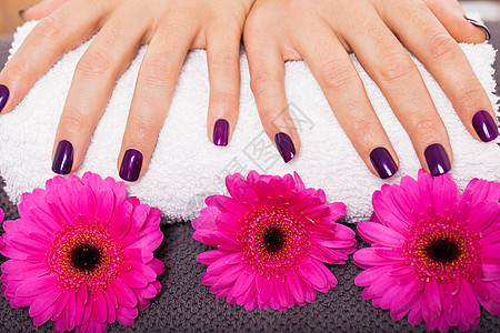 穿着美美的修指甲紫色钉子的女人用品保养美丽搪瓷虚荣手指魅力温泉化妆品毛巾图片