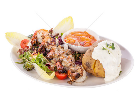 配有内生沙拉和夹皮土豆的大虾服务甲壳营养贝类烹饪餐饮海洋对虾盘子小吃图片