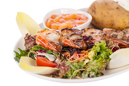 配有内生沙拉和夹皮土豆的大虾饮食对虾食物餐厅美食烹饪海鲜盘子糖类营养图片
