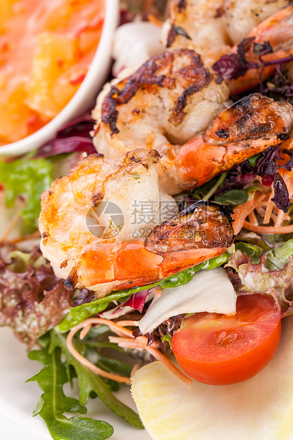 配有内生沙拉和夹皮土豆的大虾对虾贝类动物美食盐水营养素午餐餐饮营养盘子图片