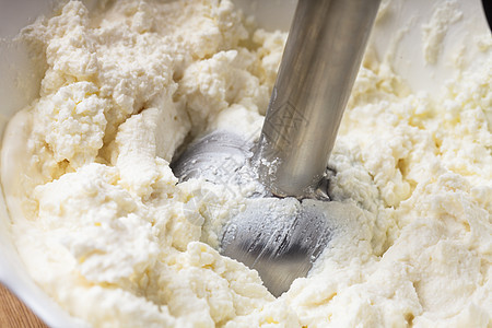 以卷缩为粗体研磨食物酸奶磨破搅拌机牛奶厨具厨师工作烹饪图片