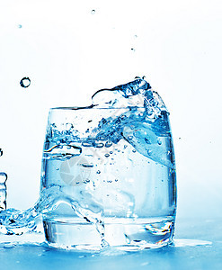 装有水的玻璃杯波纹液体饮料口渴海浪生活茶点食物蓝色气泡图片