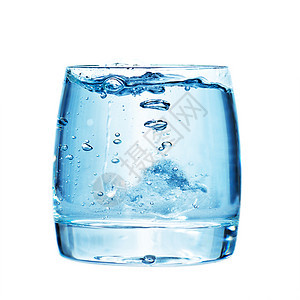 装有水的玻璃杯液体气泡运动宏观蓝色飞溅水分矿物涟漪茶点图片