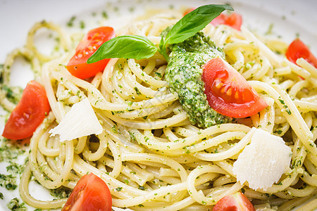 带绿色害虫的意大利面条服务盘子营养美食松树食谱餐厅烹饪蔬菜叶子图片
