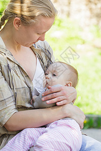 母乳喂养的母亲图片