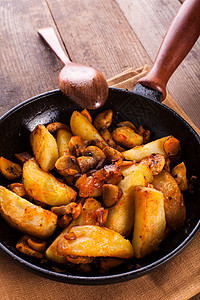 炸土豆和玉米面包土豆烹饪橙子炙烤食物辣椒厨房盘子油炸铸铁图片