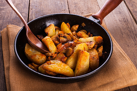 炸土豆和玉米面包乡村油炸炙烤厨房橙子洋葱美食小吃烹饪午餐图片