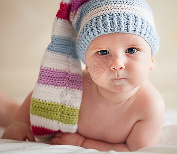 戴帽子的婴儿钩针童年白色眼睛快乐情绪化毯子孩子针织说谎图片
