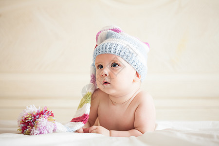 怀着编织帽的婴儿钩针情绪化说谎孩子帽子眼睛白色生活童年快乐图片