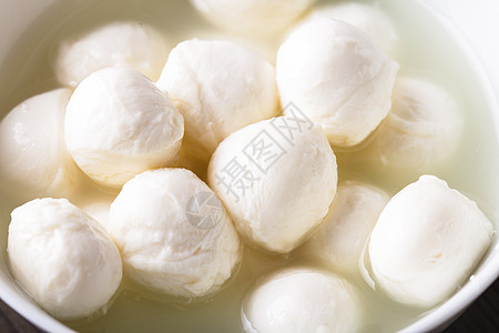 Mozzarella奶酪团体圆形文化产品白色宏观美食奶制品饮食盐水图片
