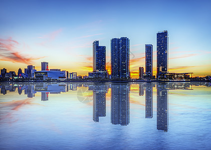 夜里在迈阿密市摩天大楼场景反射办公室地标天际日落建筑学建筑物城市图片