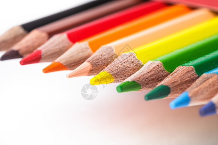彩虹色铅笔乐器木头光谱团体草图蜡笔创造力学校孩子艺术家图片