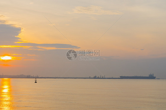 通过输油管系统向炼油厂输送原油的油轮图片