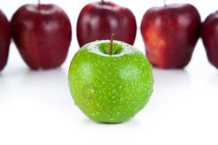 一排排排成一排的红苹果和绿苹果闭合栗色甜点绿色红色牙齿水果烹饪味道图片