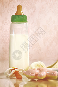 瓶子上装牛奶的婴儿奶瓶图片