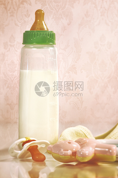 瓶子上装牛奶的婴儿奶瓶图片
