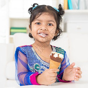 吃冰淇淋孩子享受垃圾女孩小吃快乐青年锥体奶油嘴唇图片
