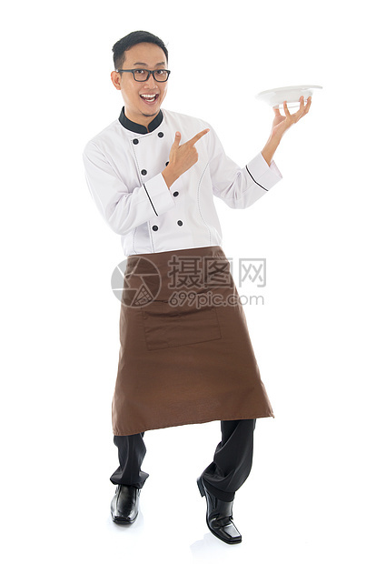 指着一个空盘子的亚洲男厨师图片