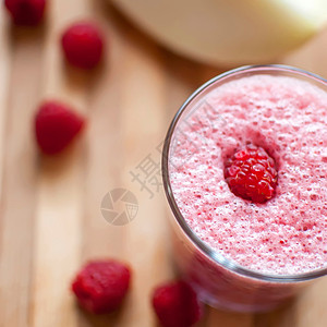 健康草莓和甜瓜汁覆盆子食物奶昔饮食叶子玻璃桌子养分活力蔬菜图片