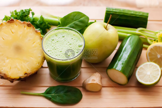 健康绿色脱毒汁桌子菠菜玻璃奶昔芹菜叶子养分活力柠檬蔬菜图片