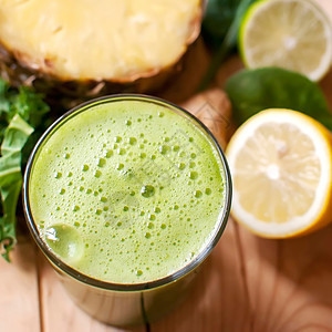 健康绿色脱毒汁木头活力芹菜菠菜水果菠萝营养玻璃饮食饮料图片