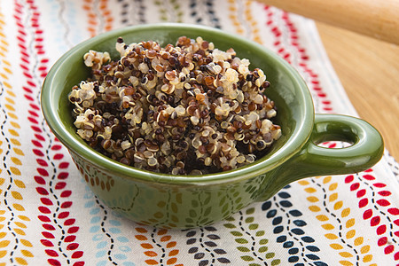 三色quinoa 谷物乡村木头收成营养饮食食物玻璃纤维种子粮食图片